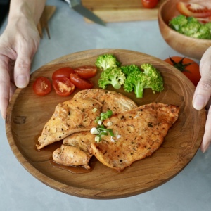 Assiette en teck Ataya taille M, fabriquée en teck massif à 100 %, idéale pour une utilisation dans des cuisines et salles à manger élégantes. - Product Image 4
