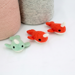 Adorno de fieltro de lana con forma de mini narval hecho a mano para decoración interior infantil - Product Image 3
