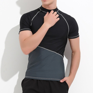 Maglietta Protettiva da Surf per Uomo in <span class=keywords><strong>Lycra</strong></span> a Maniche Corte UPF50+ ad Asciugatura Rapida, Set T-Shirt e Pantaloncini per Nuoto, Kitesurf, Windsurf e Immersioni - Product Image 3