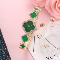 Montre pour étudiante transfrontalière, style Instagram, avec accents trèfle à quatre feuilles et diamants, cadran petit, en alliage, mouvement à quartz, pour les loisirs