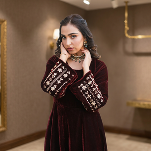 Ensemble Kurta en velours marron brodé pour femmes Noor Jahan par Thread & Button - Product Image 3