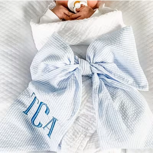 Écharpes pour bébés avec broderie personnalisée 100% coton Seersucker rayé pour nouveau-né Écharpe d'emmaillotage pour bébé Nœud 2025 - Product Image 1