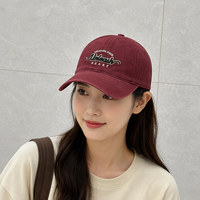 Casquettes souples en gros avec motif graphique brodé pour femmes
