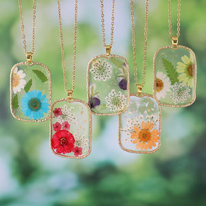 قلائد أنيقة من زهور الأقحوان للنساء مربعة مجففة مضغوطة زهور قلادة مجوهرات قلادة للزوجة هدايا للأمهات والصديقات - Product Image 6