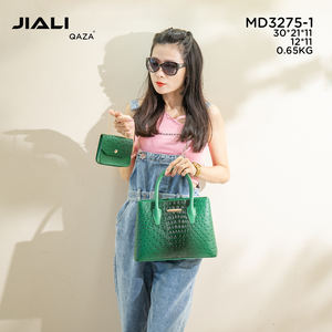 2025 nouvelle mode haute qualité dames chic en cuir <span class=keywords><strong>sac</strong></span> à <span class=keywords><strong>main</strong></span> décontracté fourre-tout ouvert en gros <span class=keywords><strong>pas</strong></span> <span class=keywords><strong>cher</strong></span> 2in1 ensemble <span class=keywords><strong>Main</strong></span> <span class=keywords><strong>Sac</strong></span> Femme solide - Product Image 5