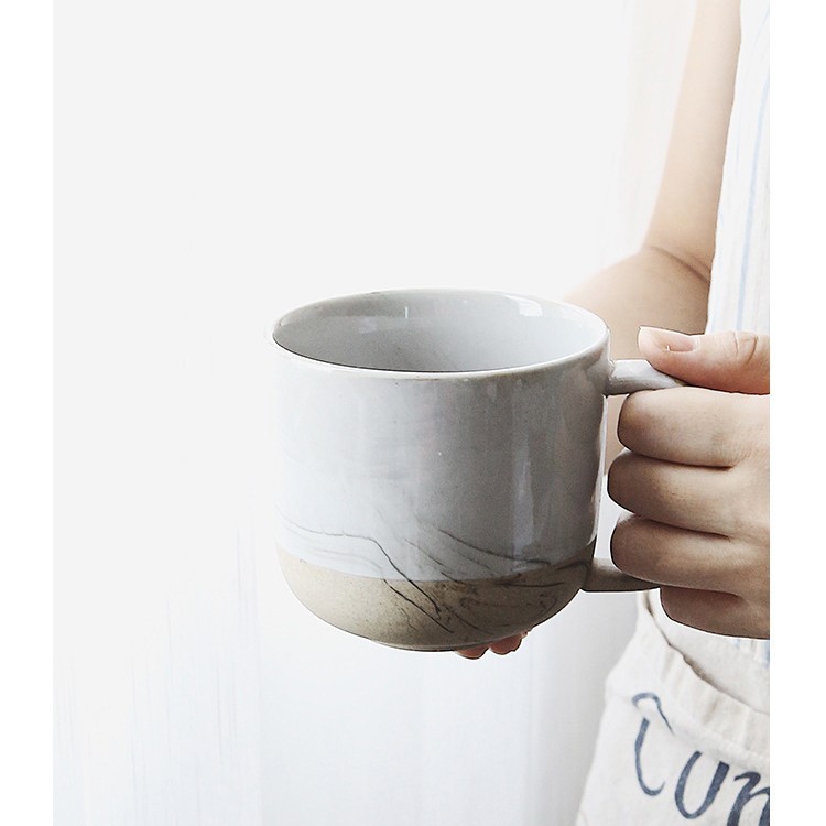 Taza de cerámica con diseño de mármol.