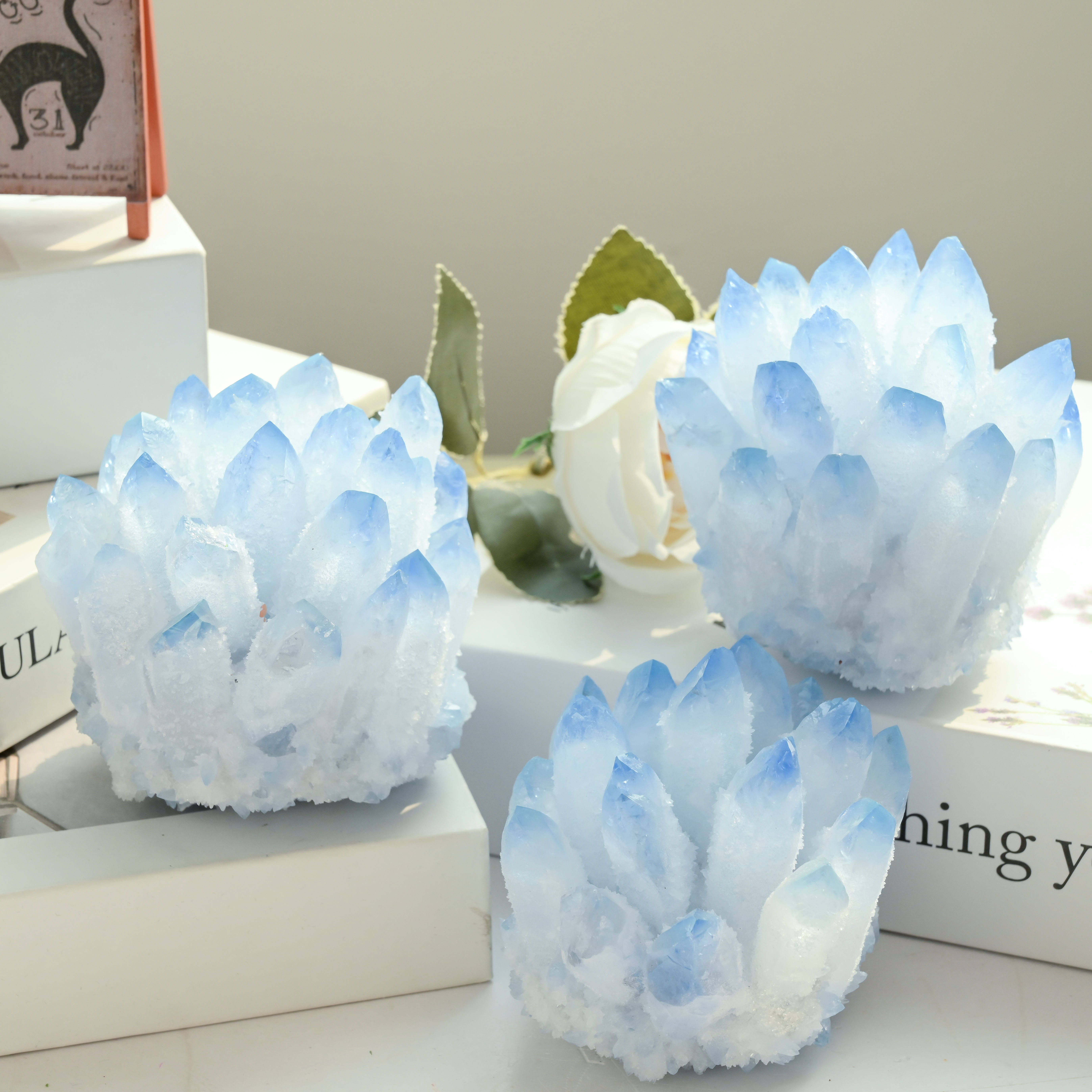 กลุ่มผลึกสีน้ำเงินเทียม