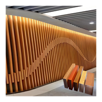 Dekorasi Aluminium Motif Kayu dengan Bilah Persegi untuk Panel Dinding Eksterior Interior, Strip Aluminium Tampilan Kayu untuk Dinding Interior