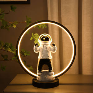 โคมไฟตั้งโต๊ะรูปนักบินอวกาศ ของตกแต่งบ้าน โคมไฟกลางคืนสำหรับห้องนั่งเล่น - Product Image 1