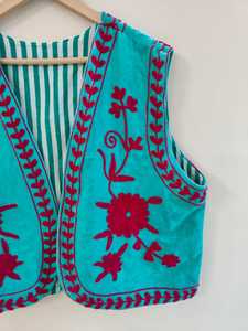 Chaleco Bordado Suzani de Terciopelo Hecho a Mano |   Chaleco Boho Hecho a Mano |   Chaqueta Vintage con Estampado Floral para Mujer, Regalo para Ella - Product Image 4