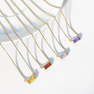 Collar de Barra Rectangular Personalizable Multicolor con Zirconia, Chapado en Oro, con Pequeñas Piedras Baguette, Cadena Apilable para Uso Diario, Venta al por Mayor - Product Image 3