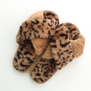 Nuove Pantofole da <span class=keywords><strong>Donna</strong></span> in Cotone Antiscivolo Calde con Stampa Leopardata e Design Incrociato in Peluche - Product Image 5
