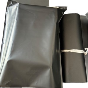 Bolsa de mensajería negra mate Group Finance de 14 mil con asa engrosada, autosellable, de gran capacidad para logística y embalaje - Product Image 5