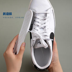 Cepillo para zapatos en forma de T con cerdas de nailon suaves para una limpieza delicada, mango de plástico blanco, azul y gris, diseño duradero y de larga duración - Product Image 4