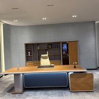 Bureau de direction moderne en forme de L, table de patron de luxe en bois avec grand meuble latéral pour projet commercial