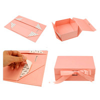 Boîtes cadeaux rigides magnétiques de luxe en carton rose avec logo personnalisé, laminage mat, emballage recyclable et fermeture à ruban