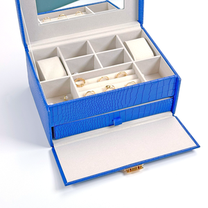 קופסת תכשיטים מרובעת גדולה בצבע כחול יוקרתי, בעיצוב מלבני, ניידת עם ידית עור, מנעול מתכת מוזהב, מכסה לשעונים, דמוי עור תנין. - Product Image 2