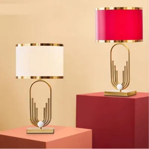 Mesita de Noche Moderna y Lujosa con Lámpara Dorada - Product Image 5