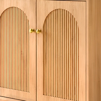 Meuble à chaussures haut de gamme OEM ODM style ferme avec portes à lattes cintrées, étagère ouverte et poignées en laiton pour entrée