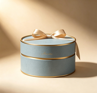 Boîte cadeau rectangulaire de luxe en papier rigide avec fermeture magnétique, bordure dorée, nœud en satin, matériaux recyclés, impression quadricolore, personnalisable