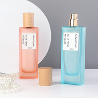 Flacon de parfum en verre givré bleu rose de 50 ml, long et plat, avec pulvérisateur à pompe et bouchon en bois pour l'emballage cosmétique