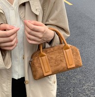 2025 Alibaba vente en gros fantaisie femme sac à main en daim vacances sac fourre-tout décontracté, nouveau design français dame mini sac à main en daim logo personnalisé
