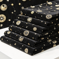 Tissu en velours noir A047 avec broderie de sequins et perles à motif ondulé doré pour robes de soirée et jupes midi