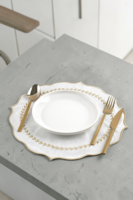 Sets de table ronds en coton et lin blancs, bordure brodée de feuilles, festonnés