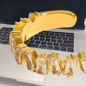 แหวนแต่งงานและหมั้นสำหรับผู้หญิงจาก UM Jewelry ผลิตจากสแตนเลสสตีลชุบแพลตตินั่ม กันน้ำ ไม่หมอง พร้อมประดับด้วยเพชรซิร์คอน ดีไซน์คลาสสิก - Product Image 2