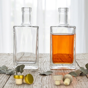 Bouteille en verre vide transparente carrée 500ml <span class=keywords><strong>700ml</strong></span> 750ml pour spiritueux/<span class=keywords><strong>gin</strong></span> avec bouchon en liège et capuchon en bois - Product Image 3