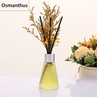 Diffuseur d'huile essentielle naturelle de parfum de parfum de décor à la maison de luxe dans le diffuseur de roseau de bouteille en verre avec le bâton de fleur d'arome