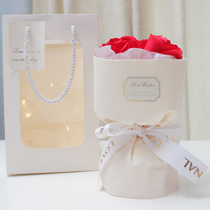 Set Regalo Bouquet di Rose Rosse con Etichetta di <span class=keywords><strong>Auguri</strong></span> Ideale <span class=keywords><strong>per</strong></span> San Valentino, Anniversario, Festa della Mamma, Decorazione <span class=keywords><strong>per</strong></span> Feste, Fiori Artificiali - Product Image 1