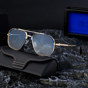 แว่นกันแดดทรงเหลี่ยมสำหรับผู้ชาย รุ่นปรับแต่งได้ เลนส์ PC ป้องกันรังสียูวี 400 กรอบสีดำ แฟชั่นกลางแจ้ง ผลิตที่ไถโจว รุ่น WF 5G85 - Product Image 3