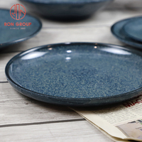 Assiette ronde en mélamine aspect céramique bleu profond minimaliste avec glaçure effet four pour usage commercial en restaurant, café, hôtel