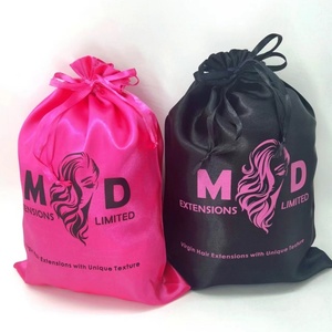 Sacs à cordon en soie imprimés avec logo personnalisé 28x40cm, pochette en satin anti-poussière pour perruque, sac à cordon en satin rose vif pour l'emballage des cheveux - Product Image 5