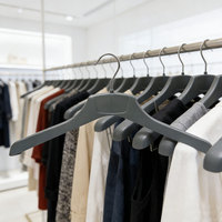 Cintres gris en plastique pour adultes, vente en gros directe usine, avec crochet pivotant en métal et zone de logo encastrée personnalisable