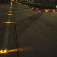 Marqueurs routiers solaires LED étanches de 30 tonnes pour extérieur, en verre et plastique, avec indicateur lumineux et yeux de chat