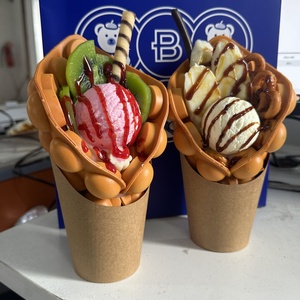 Modelo de Comida Realista de Bolas de Fresa con Salsa de Caramelo Dulce y Textura Esponjosa de Waffle de Burbujas, con Cuchara Ligera para Helado, Accesorios de Exhibición - Product Image 5