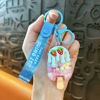Porte-clés et breloque de sac en forme de bonbon flottant dans l'huile, motif fraise glacée