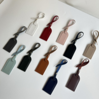 Étiquette de bagage personnalisée en cuir PU lisse avec logo en relief doré, étiquette de voyage miniature mignonne avec quincaillerie dorée