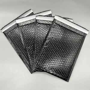 Sacs d'expédition en polyéthylène noir imperméables avec impression de logo personnalisée, enveloppes à bulles express pour l'expédition - Product Image 1