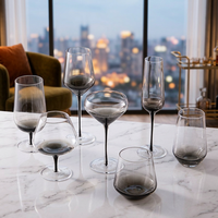 Gobelet à vin en verre rouge haut de gamme, finition dégradée fumée, design minimaliste moderne pour usage domestique, valeur esthétique élevée