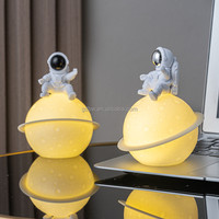 Astronaute Saturne Lampe Spaceman Veilleuse de chevet pour enfants Décoration de bureau Lumières Ornements créatifs pour chambre