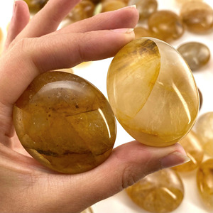 Pierre de paume Golden Healer en cristal naturel en gros pour la guérison, la meilleure pierre de paume en quartz pour la décoration de la maison et du bureau - Product Image 2