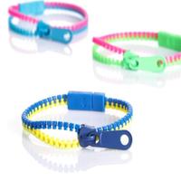 Vente en gros d'enfants étudiants cadeaux de fête d'amitié jouets anti-stress sensoriels bracelet à fermeture éclair en résine multicolore à ma fille