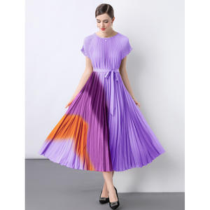 Une robe dégradée <span class=keywords><strong>à</strong></span> la mode pour les femmes en été, avec une taille cintrée et un grand ourlet plissé - Product Image 2