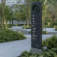 Pylône d'orientation modulaire extérieur autoportant pour système de signalisation directionnelle destiné aux communautés de condos, bureaux, campus et centres commerciaux