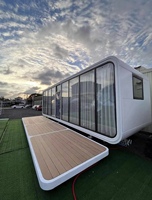 Cabane modulaire extensible personnalisée pour projets de villages de Noël, avec cuisine et salle de bain