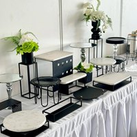 Présentoir à desserts pour la pause thé noir, en marbre avec structure en fer forgé, finition argentée, pour une mise en scène de table de thé de l'après-midi haut de gamme et décorative