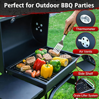 Barbecue au charbon de bois avec fumoir décalé en acier allié noir, doté d'une aération réglable et de chambres séparées, idéal pour la terrasse et le jardin